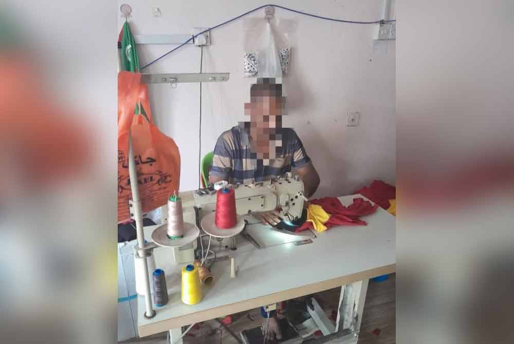 Jabatan Imigresen menahan seorang lelaki yang bekerja di sebuah premis di Ipoh dalam Operasi Banteras PATI pada Sabtu. - Foto: Jabatan Imigresen