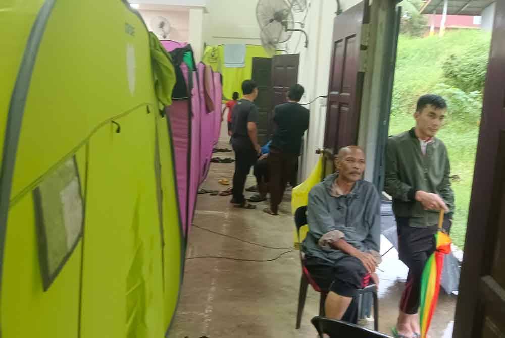 Mangsa banjir dari Kampung Sri Jaya dan Kampung Tersusun Sri Delima dipindahkan ke PPS di Dewan Al-Barakah, Kampung Sri Delima, Kota Tinggi pada Ahad.