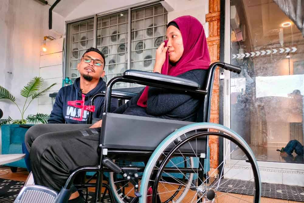 Sebak Noor Syamimi (dua,kiri) ketika mendengar luahan suaminya.