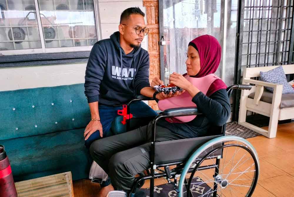 Asdina Ariffin (kiri) menemani Noor Syamimi makan.