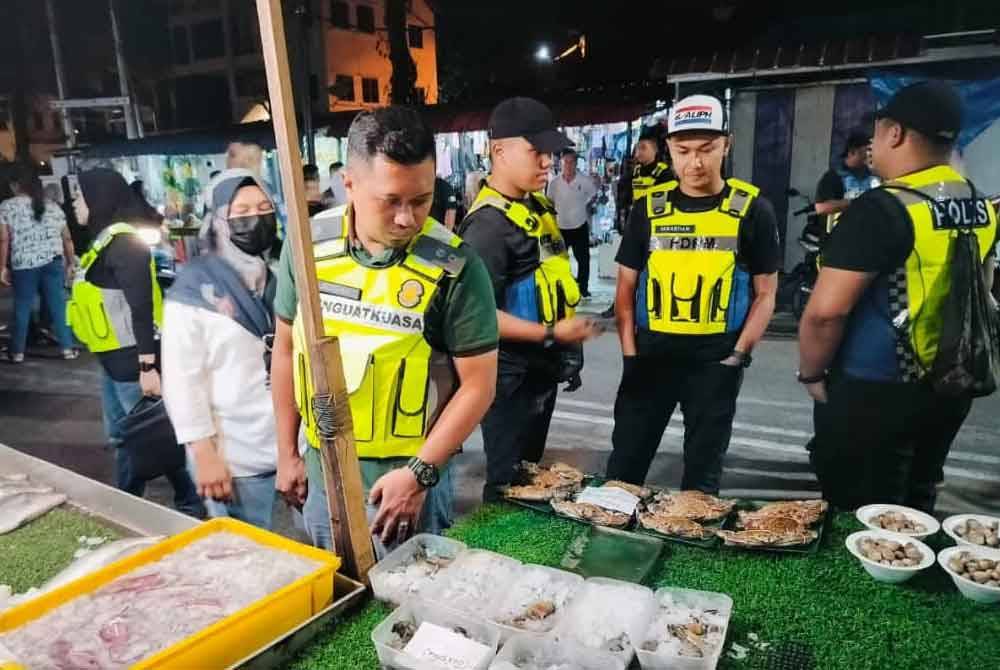 Susulan kejadian tular di media sosial, sepasukan pegawai dan anggota KPDN Perak membuat pemantauan sempena Ops Samar di sekitar Teluk Nipah, di sini selama dua hari sejak Sabtu. Foto KPDN Perak.