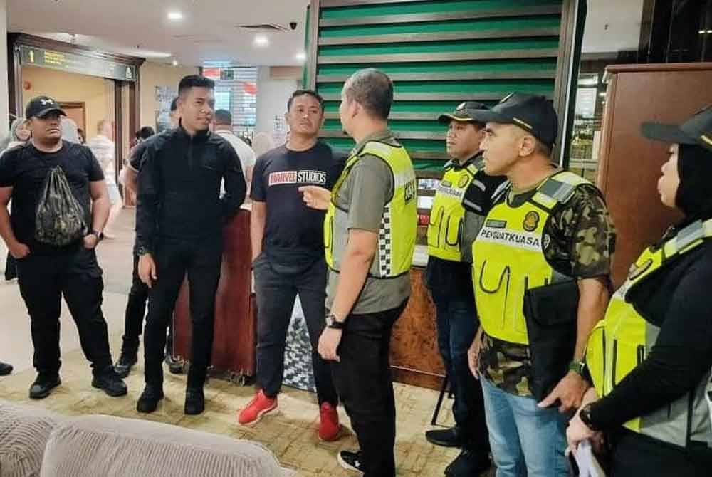 Sepasukan pegawai dan anggota KPDN Perak membuat pemantauan sempena Ops Samar di sekitar Teluk Nipah, di sini selama dua hari sejak Sabtu. Foto KPDN Perak.