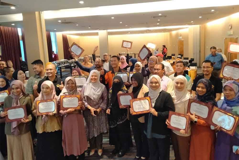 Salbiah (empat dari kiri) bersama peserta program sempena Majlis Minum Petang dan Penyampaian Sijil Program BFM siri pertama di sebuah hotel pada Ahad.