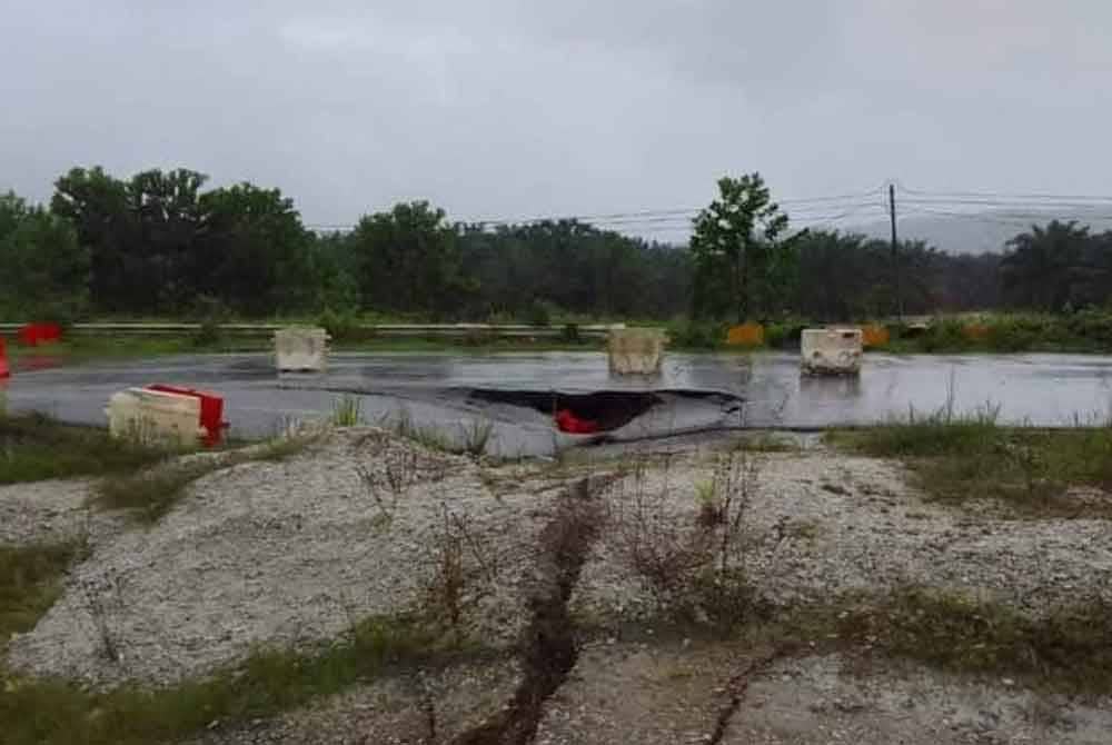 Sebahagian Jalan Kuantan-Segamat ditutup untuk semua jenis kenderaan bermula hari ini hingga 28 Januari berikutan kejadian jalan mendap di Seksyen 102, berhampiran kawasan burung unta.
Jabatan Kerja Raya (JKR) Pekan dalam kenyataan memaklumkan penutupan jalan itu bagi pelaksanaan kerja pembaikan dan pengguna boleh melalui laluan alternatif sepanjang tempoh tersebut.