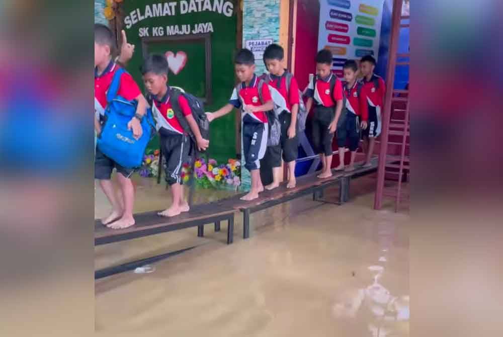 Murid SK Kampung Maju Jaya, Kempas, Johor Bahru dipindahkan ke tempat selamat sebelum dibawa pulang ke rumah masing-masing selepas sekolah mereka dilanda banjir pada Ahad