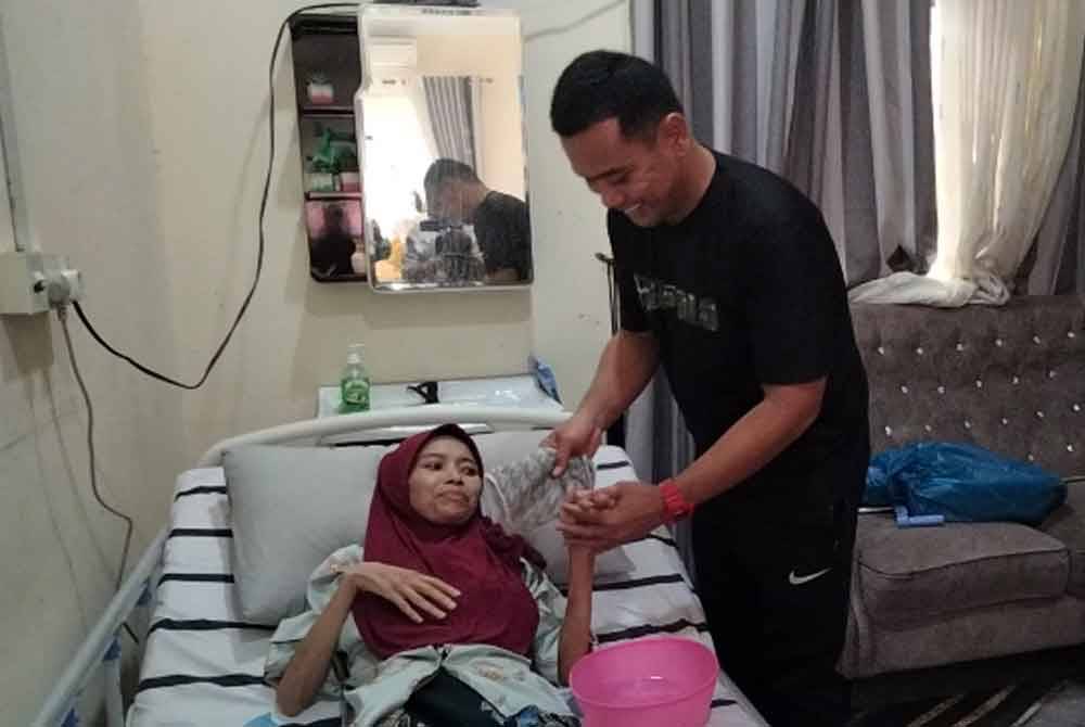 Rutin harian Idhan memastikan Fatihah bersih dan sentiasa terurus.