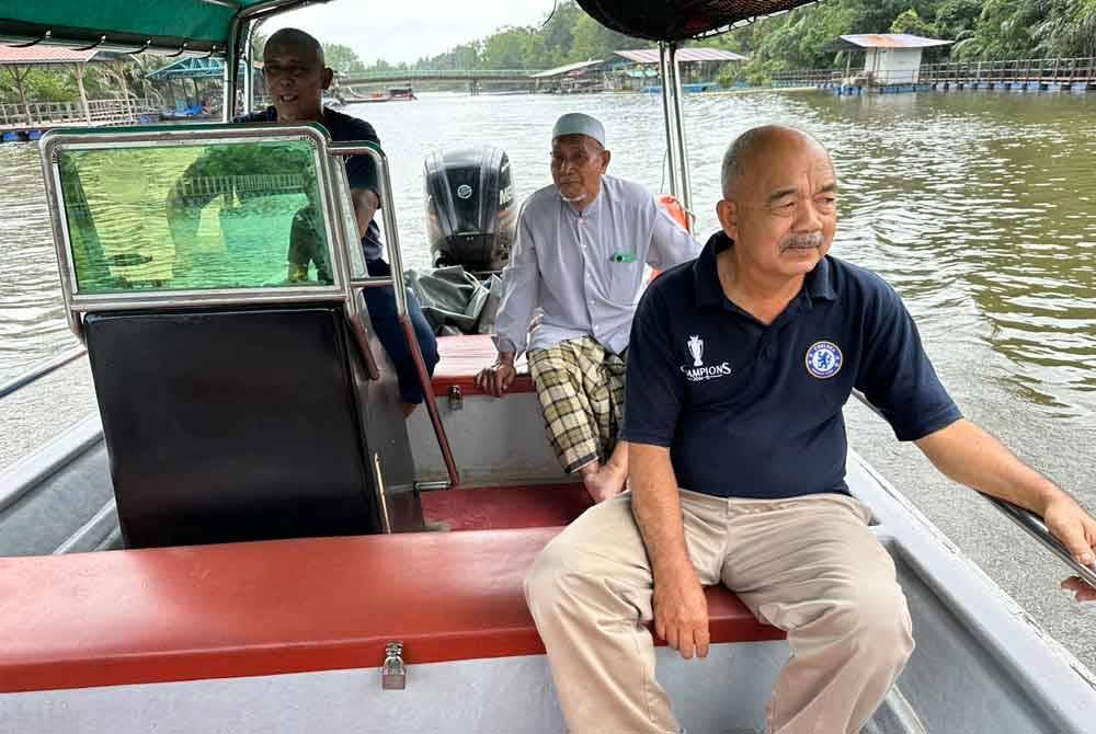 Muhamad (tengah), Johari (kanan) menaiki bot dipandu Rejuhan melihat keadaan yang tidak ada pengunjung.