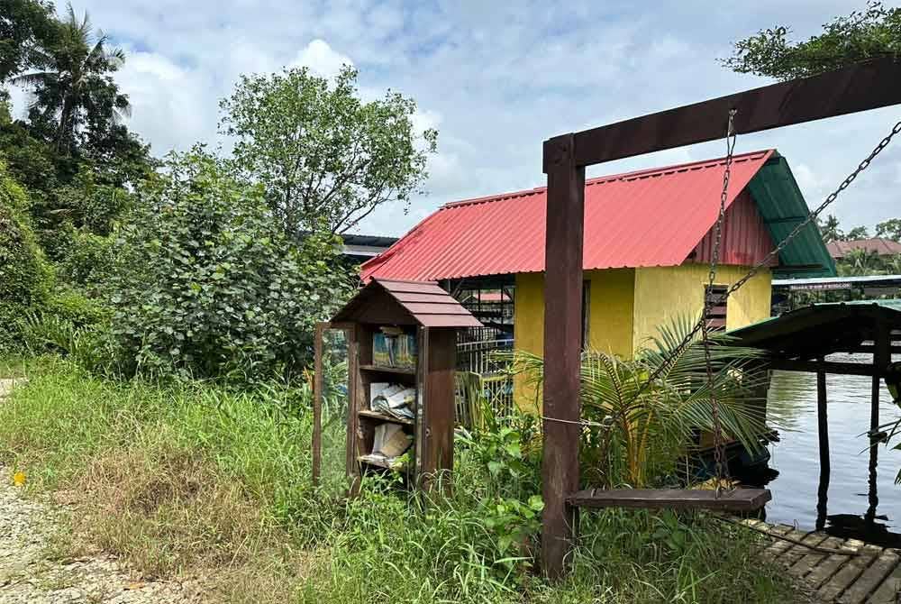 Laluan masuk ke titi Kampung Pulau Tengah kini dipenuhi semak samun.