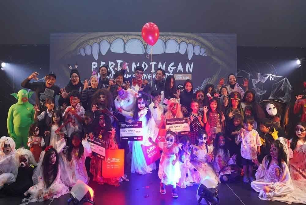 Peserta-peserta Pertandingan Pakaian Seram Paling Kreatif Sinar Bestari bergambar bersama di Studio F, Kompleks Karangkraf pada Ahad