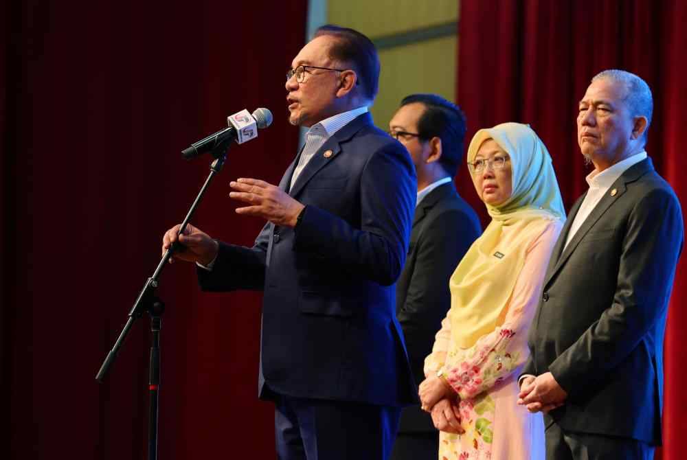 Anwar (kiri) berucap pada Majlis Perjumpaan Bersama Warga Jabatan Perdana Menteri bagi bulan Januari 2024 di Puspanitapuri pada Isnin. Foto Bernama