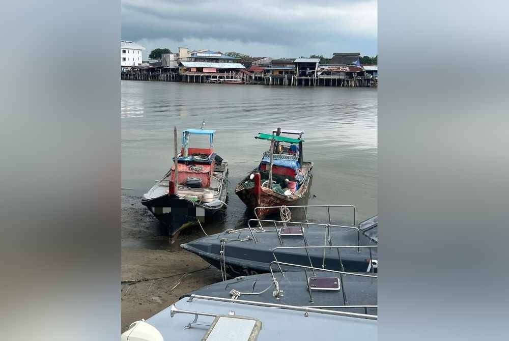 Bot pukat tunda haram disita DOF menerusi Op Periksa di sekitar perairan Kuala Selangor, pada Sabtu.