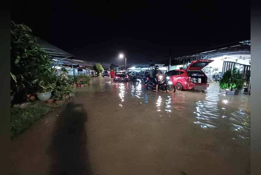 Keadaan banjir sekitar Taman Kota Jaya pada malam Ahad.