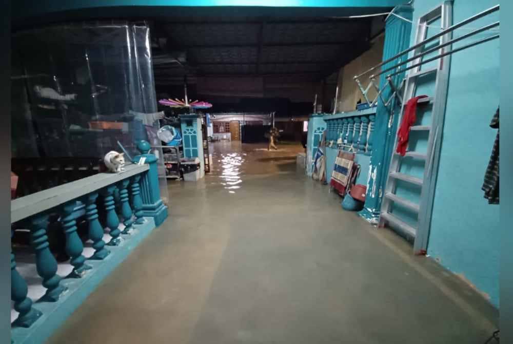 Kediaman penduduk di Taman Kota Jaya yang dinaiki air pada malam Ahad.
