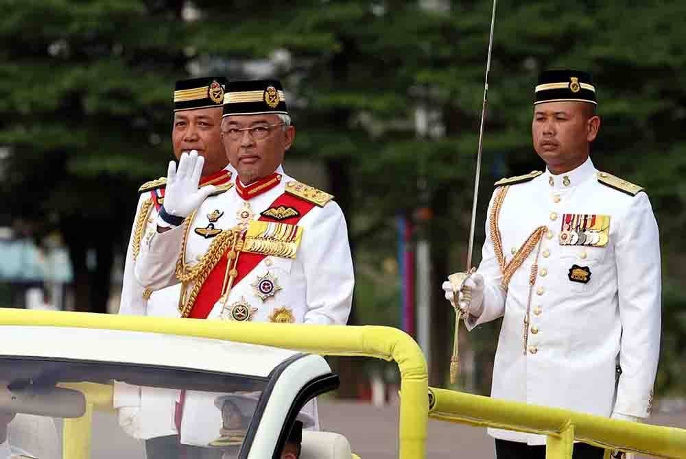 Yang di-Pertuan Agong Al-Sultan Abdullah Ri'ayatuddin Al-Mustafa Billah Shah berkenan memeriksa perbarisan kawalan kehormat pada Istiadat Perbarisan Menjunjung Kasih Seri Paduka Baginda Yang di-Pertuan Agong XVI di Dataran Panglima Tentera Darat Kem Perdana Sungai Besi pada Isnin. Foto Bernama