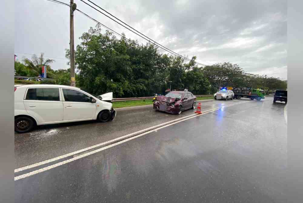 Kereta Perodua Viva dipandu mangsa dilanggar Proton Persona dari arah bertentangan. Foto ihsan polis