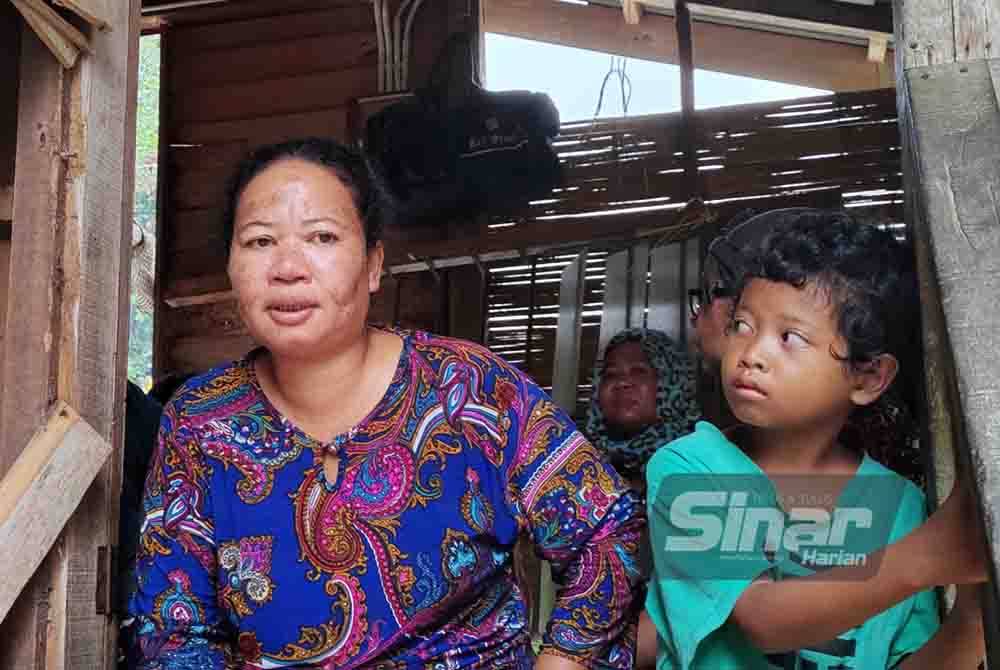 Rohana (kiri) menceritakan detik cemas menyelamatkan diri daripada kumpulan gajah liar yang telah merosakkan rumahnya.