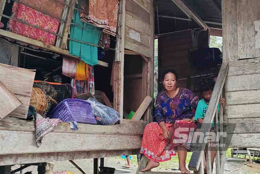 Rohana termenung melihat keadaan rumahnya yang rosak akibat gajah di Kampung Talang, Sungai Siput.