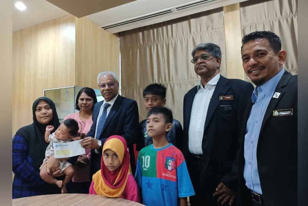 Nursyakinah (kiri) layak terima faedah pengurusan mayat PERKESO sebanyak RM2,000 sekali bayar dan faedah pencen penakat sebanyak RM1,522.08 sebulan sepanjang hayat.