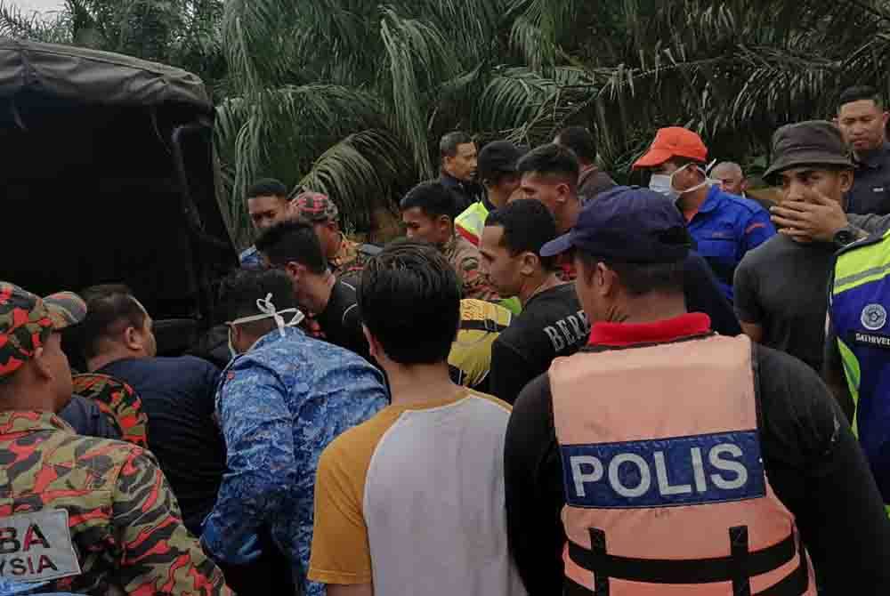 Mayat mangsa dibawa ke HoSHAS menggunakan kenderaan polis untuk proses bedah siasat.