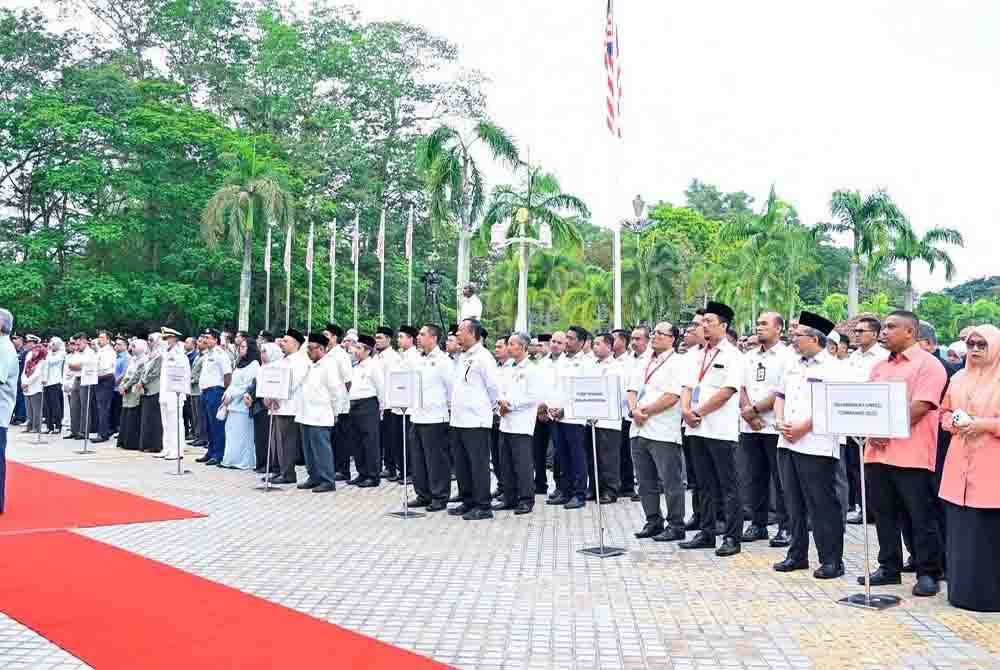 Sebahagian penjawat awam Kedah yang hadir dalam perhimpunan bersama Menteri Besar Kedah di Dataran Wisma Darul Aman.