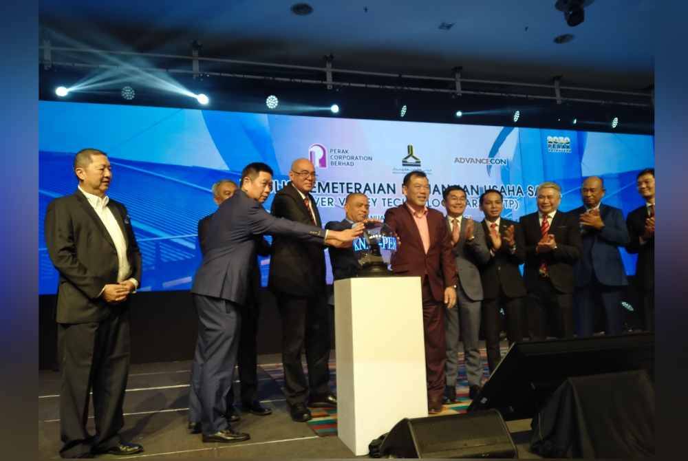 Saarani (empat) dari kiri menyempurnakan Majlis Pemeteraian Usaha Sama SVTP di sebuah hotel di sini pada Isnin.