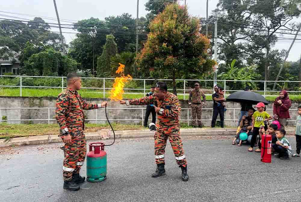 Saharudin (dua dari kiri) dan anggota Balai Bomba dan Penyelamat Kapar menyampaikan ceramah dan mengadakan demonstrasi keselamatan kebakaran kepada penduduk Taman Desa Bukit Berlian pada Ahad.