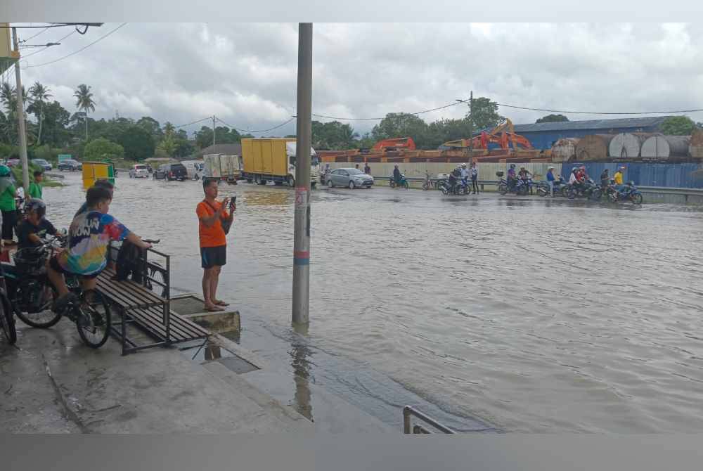 Bandar Kota Tinggi pada Isnin menjadi seperti 'lautan' selepas ditenggelami banjir
