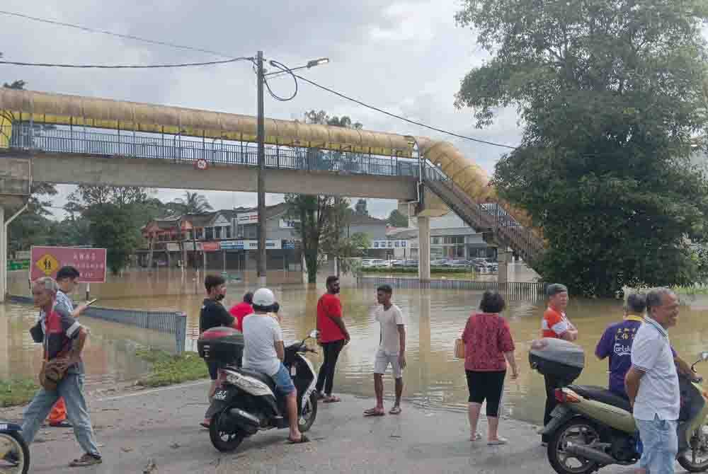 Banjir menyebabkan beberapa jalan di bandar Kota Tinggi ditenggelami banjir sejak malam Ahad