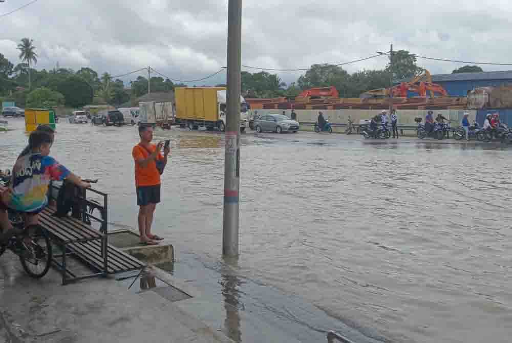 Banjir menyebabkan beberapa jalan di bandar Kota Tinggi ditenggelami banjir sejak malam Ahad