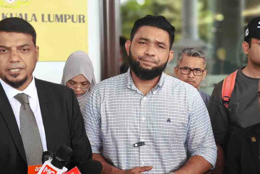 Wan Muhammad Azri (tengah) hadir dalam sidang akhbar bersama peguamnya, Muhammad Rafique (kiri) dan Logen Eskander (kanan) di Mahkamah Sesyen Kuala Lumpur pada Isnin, selepas dituduh menyebut kata-kata menghasut, dua bulan lalu.