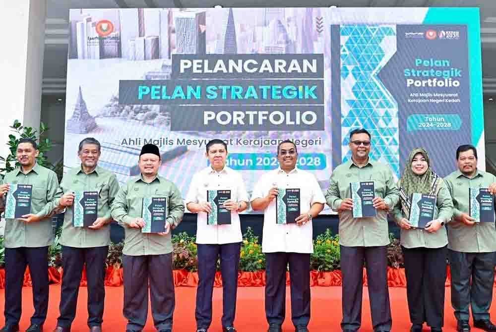 Sanusi (lima dari kanan) bersama barisan Exco diberikan buku Pelan Strategik Portfolio 2024-2028 yang dilancarkan pada Isnin.