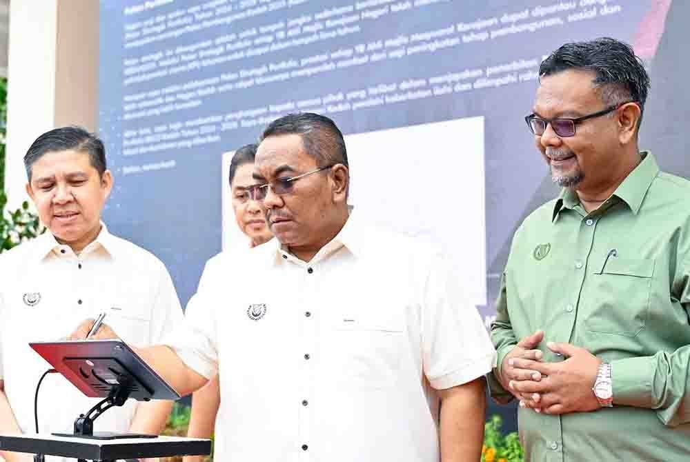 Sanusi (tengah) ketika melancarkan Pelan Strategik Portfolio 2024-2028 disaksikan Haim Hilman (kanan) di Dataran Wisma Darul Aman.