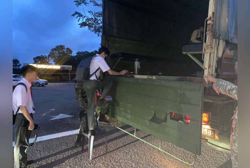 
Calon SPM menaiki kenderaan yang disediakan ke pusat peperiksaan di SMK Tun Habab.