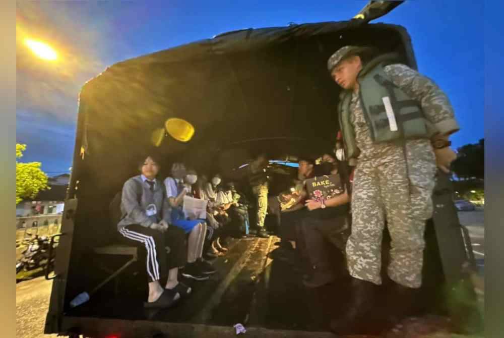 
Calon SPM yang terkandas akibat banjir dihantar ke pusat peperiksaan di SMK Tun Habab menaiki trak ATM.