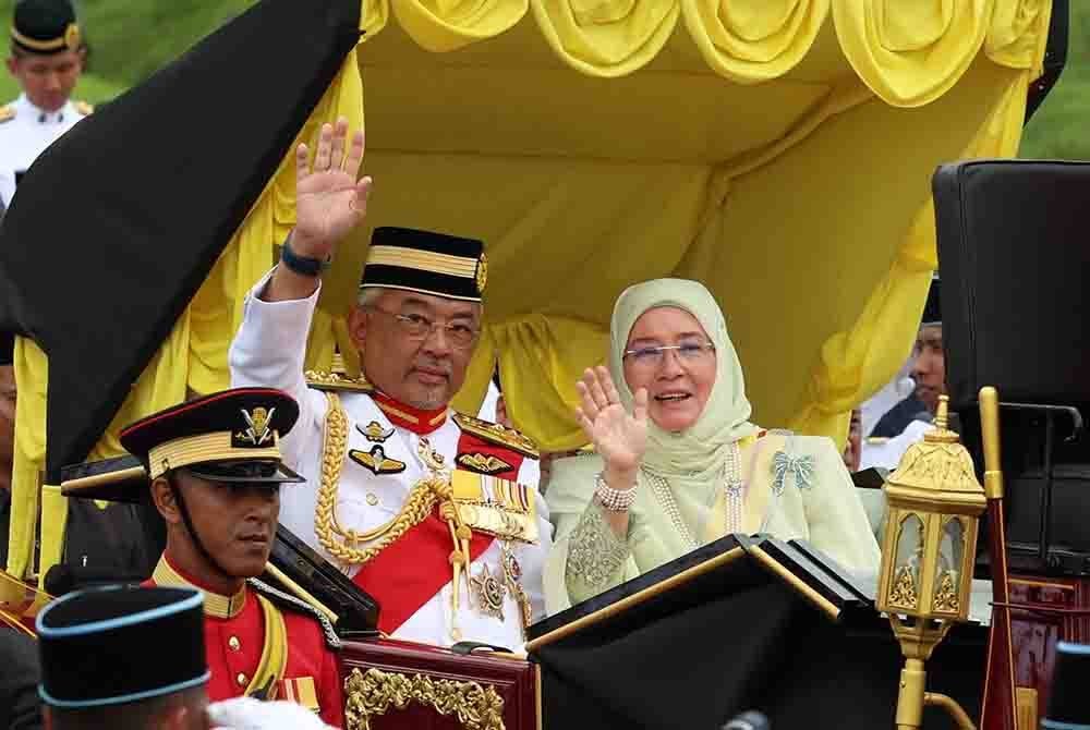 Yang di-Pertuan Agong Al-Sultan Abdullah Ri'ayatuddin Al-Mustafa Billah Shah dan Raja Permaisuri Agong Tunku Azizah Aminah Maimunah Iskandariah berkenan melambai ke arah pengamal media selepas Istiadat Perbarisan Menjunjung Kasih Seri Paduka Baginda Yang di-Pertuan Agong XVI di Dataran Panglima Tentera Darat Kem Perdana Sungai Besi pada Isnin. Foto Bernama
