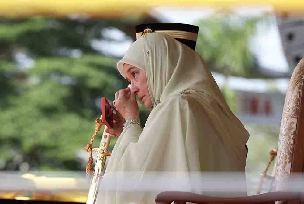 Raja Permaisuri Agong Tunku Azizah Aminah Maimunah Iskandariah menahan rasa sebak semasa mendengar deklamasi sajak bertajuk ‘Daulat Tuanku’ ketika berangkat pada Istiadat Perbarisan Menjunjung Kasih Seri Paduka Baginda Yang di-Pertuan Agong XVI di Dataran Panglima Tentera Darat Kem Perdana Sungai Besi pada Isnin. Foto Bernama