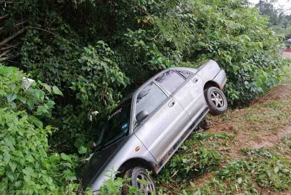 Kereta suspek yang terbabas masuk ke tebing sebelah kiri jalan.