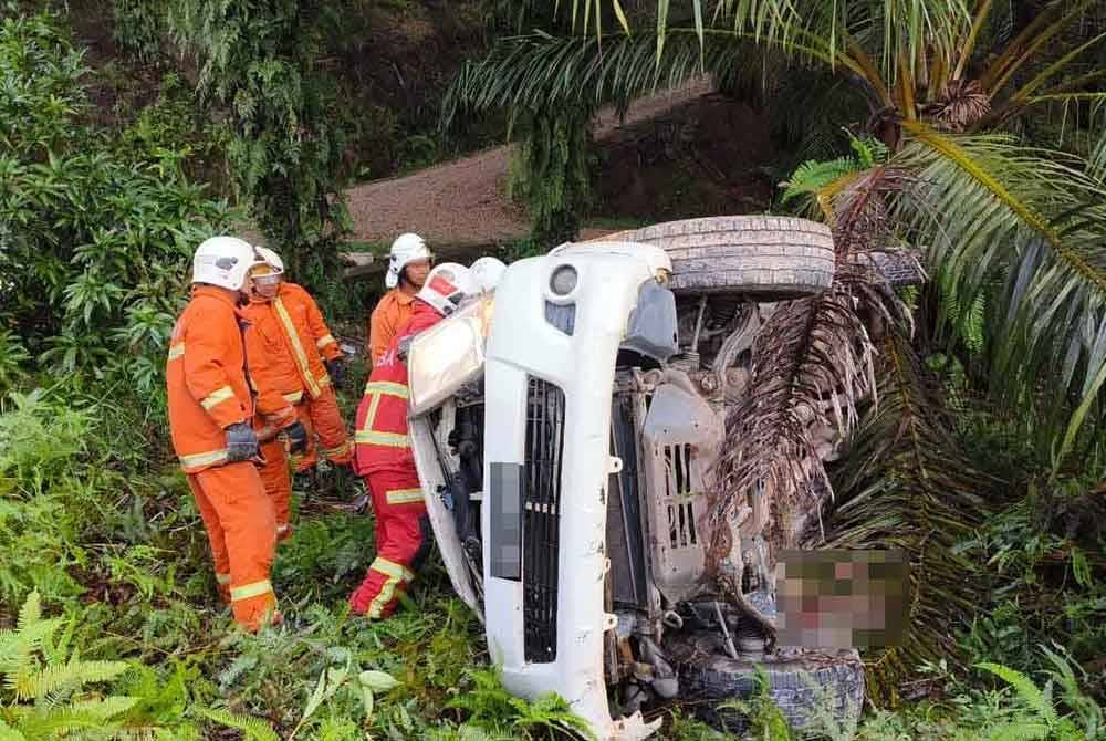 Mangsa tersepit di bawah kenderaan pacuan empat roda sebelum diselamatkan anggota bomba. Foto Ihsan Ketua Balai Bomba dan Penyelamat (BBP) Bandar Al Muktaffi Billah Shah