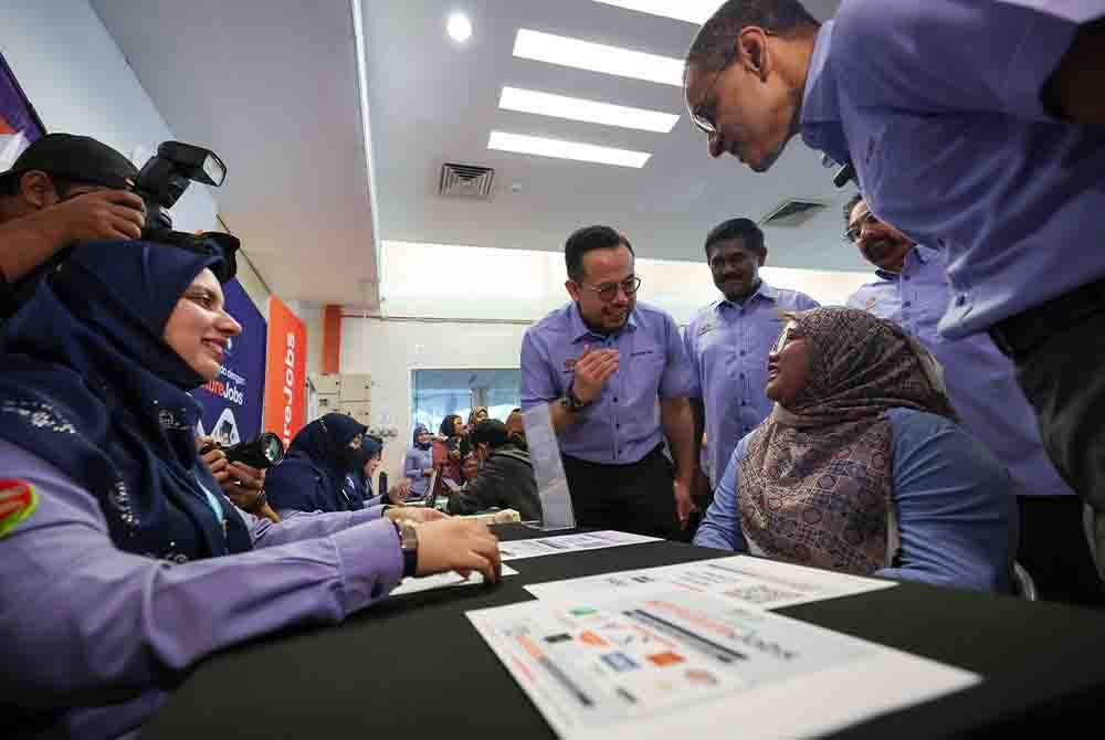 Steven beramah mesra dengan orang ramai yang hadir temu duga pada program Karnival Kerjaya di Pejabat PERKESO Seberang Jaya hari ini. Foto Bernama