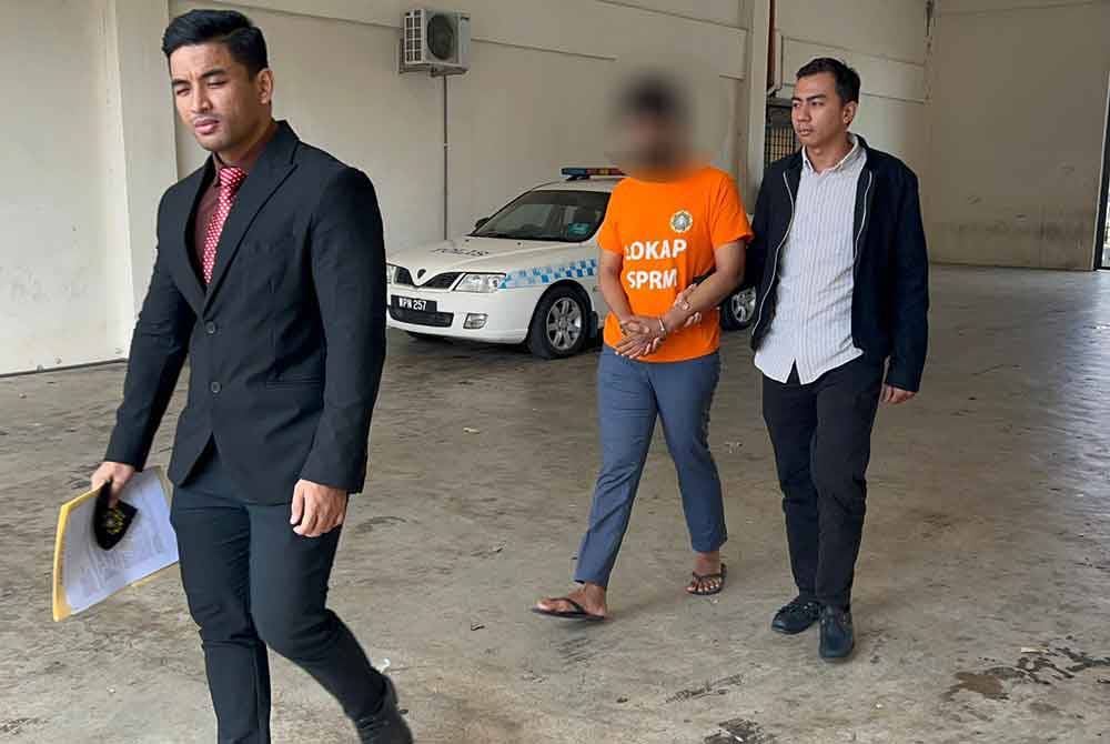 Suspek lelaki berusia sekitar 30-an itu ditahan pada jam 5.20 petang pada Ahad semasa hadir memberikan keterangan di Pejabat SPRM Kedah. Foto SPRM