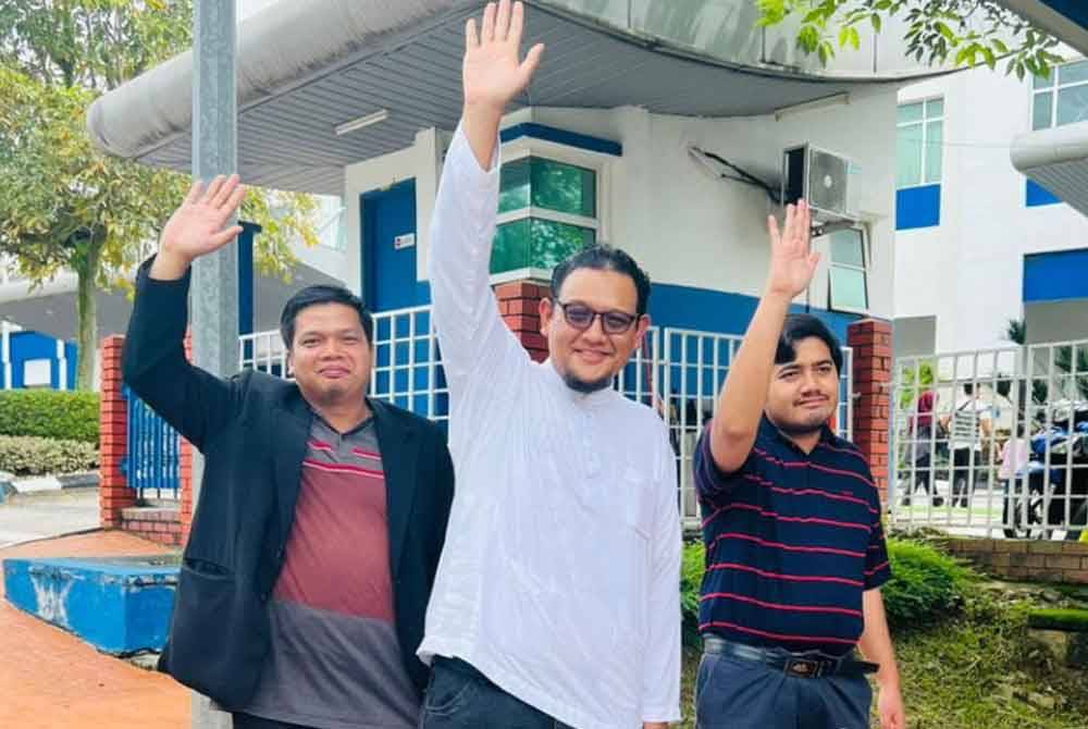 Tiga kakitangan Harakahdaily menafikan tuduhan menceroboh kediaman rasmi Menteri Besar Selangor, Datuk Seri Amirudin Shari pada Jumaat lalu dan mendakwa laporan polis yang dibuat ke atas mereka tidak menggambarkan kejadian sebenar. Gambar Malaysiakini