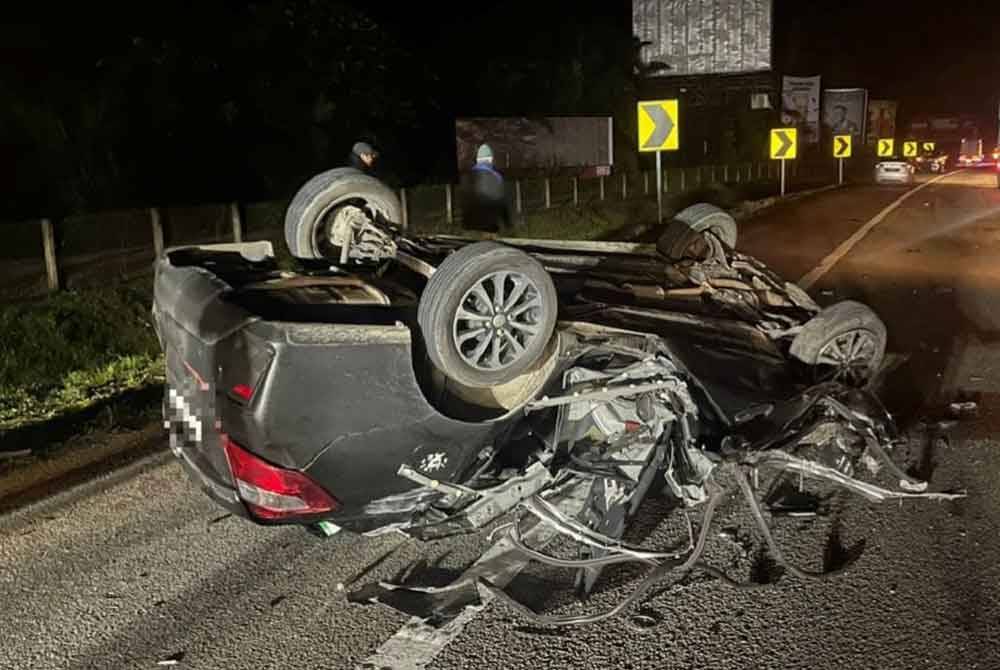 Seorang lelaki maut dilanggar bas ekspres selepas tercampak keluar daripada kereta dipandunya di Kilometer 115, Lebuh Raya Utara Selatan, arah selatan, awal pagi tadi. Foto Ihsan PDRM