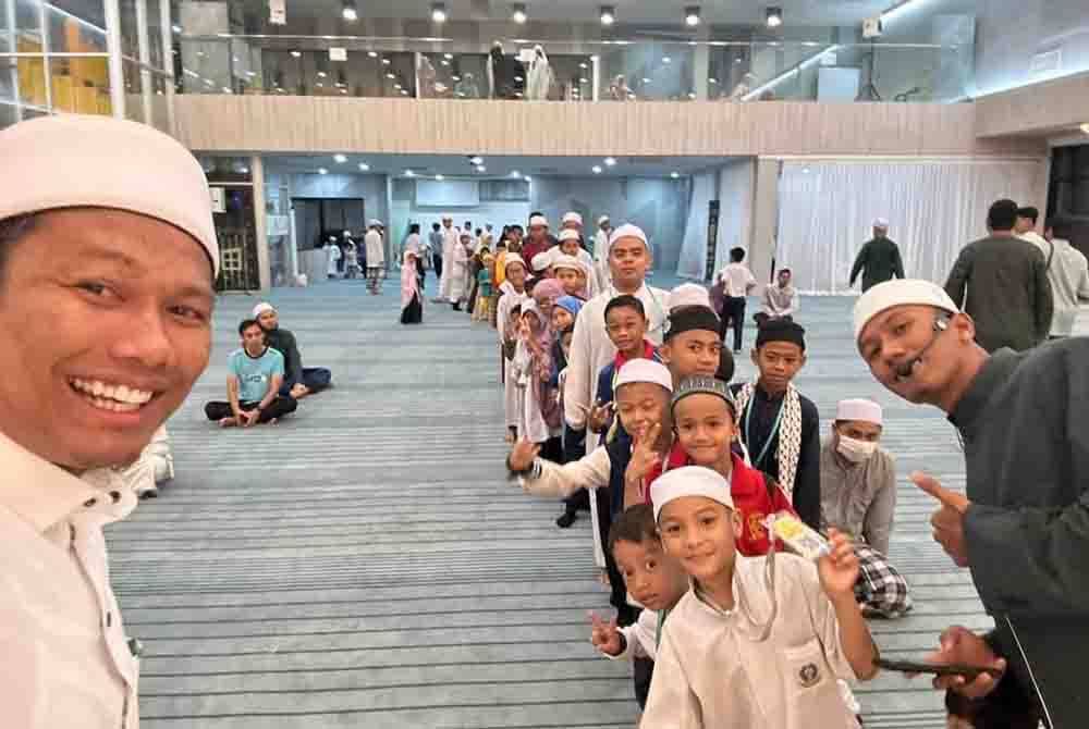 Mohammad Yaakub (kiri) bersama jemaah cilik yang menunaikan solat Subuh berjemaah sebelum ke sekolah.