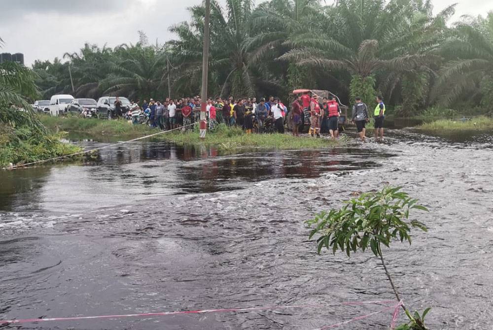Anggota bomba dari BBP Nenasi menggerakkan operasi SAR selepas menerima laporan berhubung kejadian mangsa dikhuatiri lemas terjatuh ke dalam parit di Ladang Sungai Bebar pada Isnin.