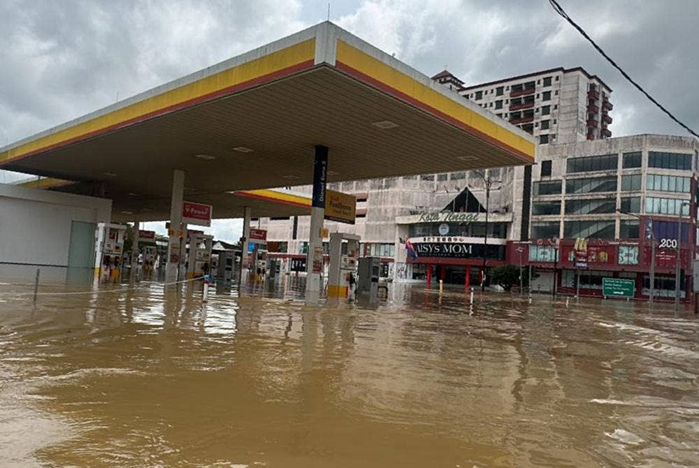 Bandar Kota Tinggi sehingga pagi Selasa hampir lumpuh selepas ditenggelami banjir di beberapa jalan utama dan orang ramai dinasihatkan menggunakan jalan alternatif jika mahu ke pusat bandar.