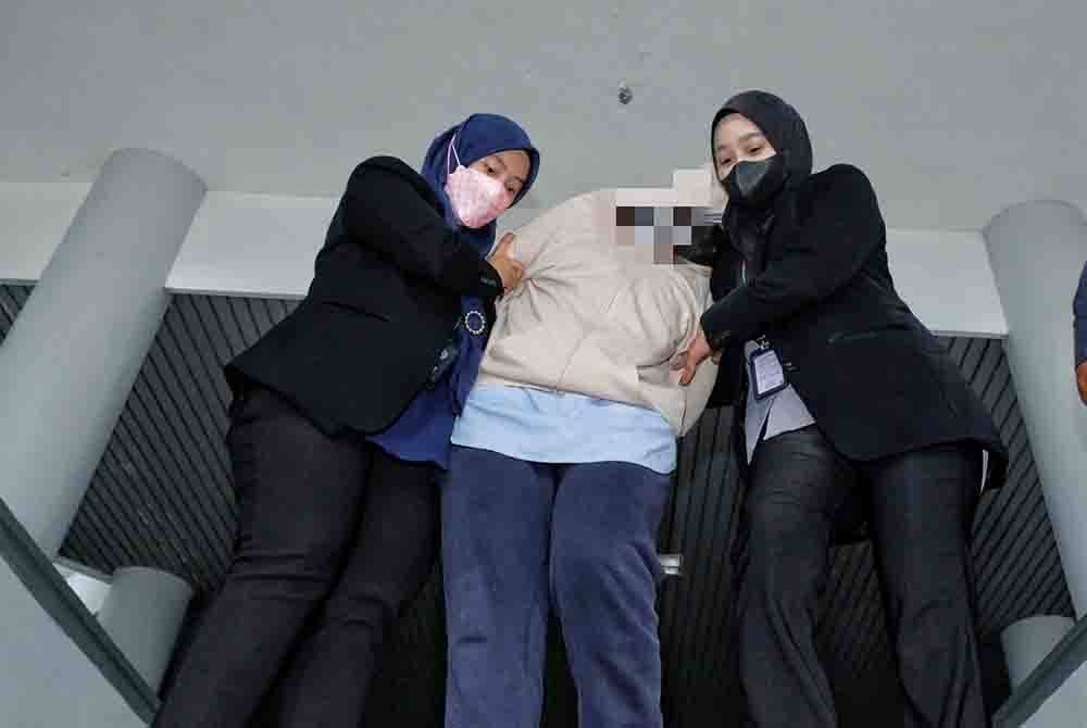 SPRM menahan seorang penolong pengurus syarikat kerana disyaki menerima suapan membabitkan nilai RM18,000.