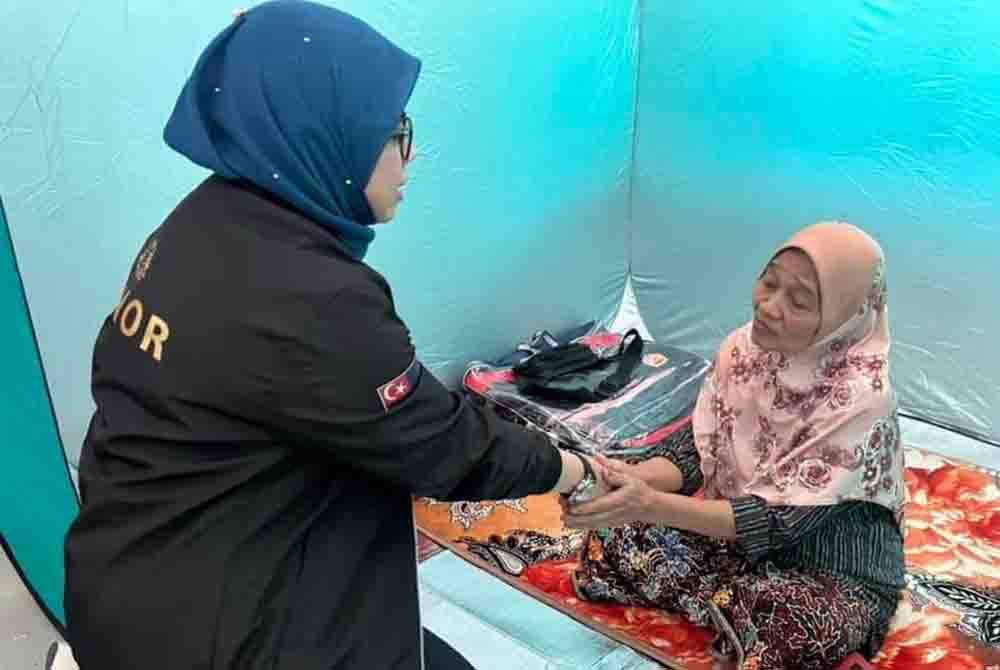 Norlizah melawat mangsa di PPS SJKT Tajul. - Foto Facebook Norlizah