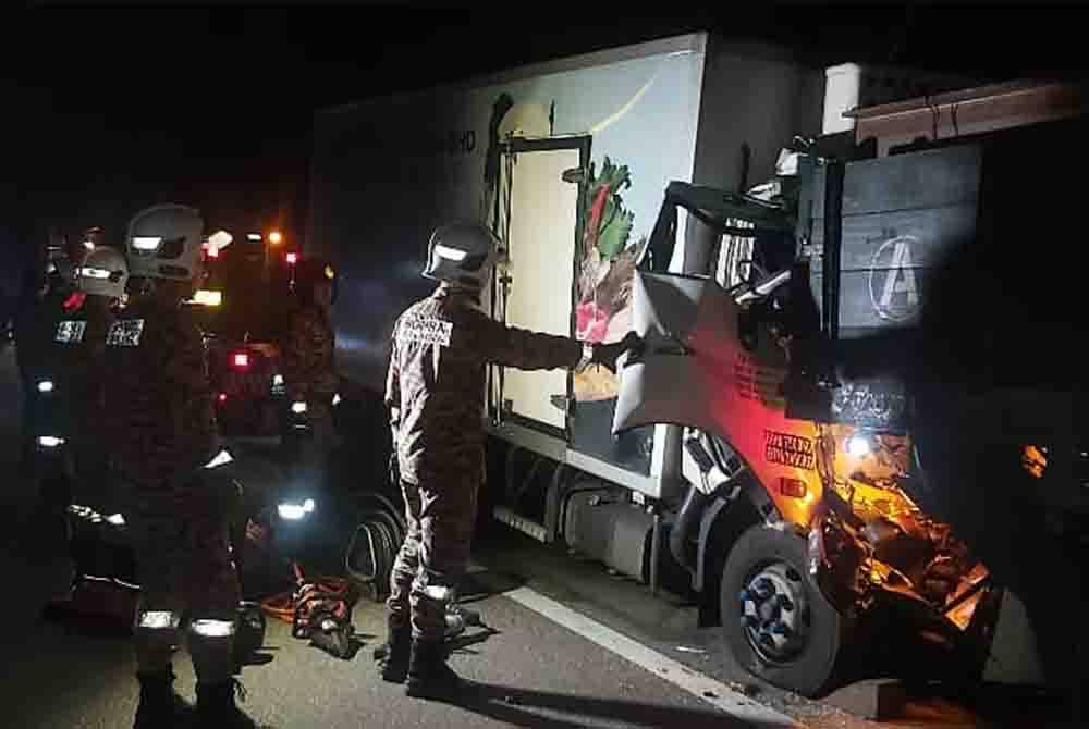 Pasukan bomba menjalankan operasi mengeluarkan mangsa yang tersepit dalam kenderaannya selepas terbabit kemalangan dengan sebuah treler di Tapah. Foto ihsan Bomba Perak