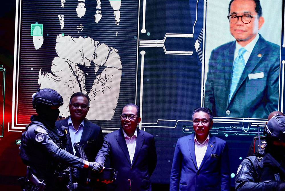 Mohamed Khaled merasmikan imej korporat baharu MINDEF, di sini, pada Selasa.