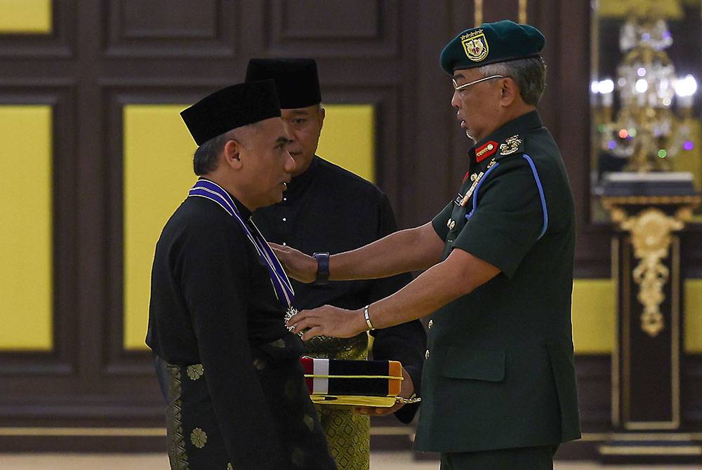 Al-Sultan Abdullah berkenan mengurniakan Darjah Johan Mangku Negara (J.M.N) kepada Profesor Dr Ahmad Faris Ismail pada Istiadat Pengurniaan Darjah Kebesaran, Bintang dan Pingat Persekutuan di Istana Negara hari ini. Foto Bernama